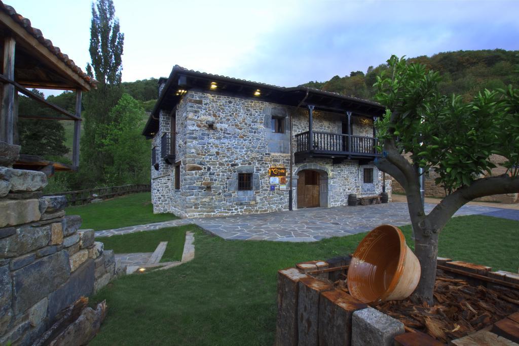Готель Casona De El Castaniu Serrapio Екстер'єр фото